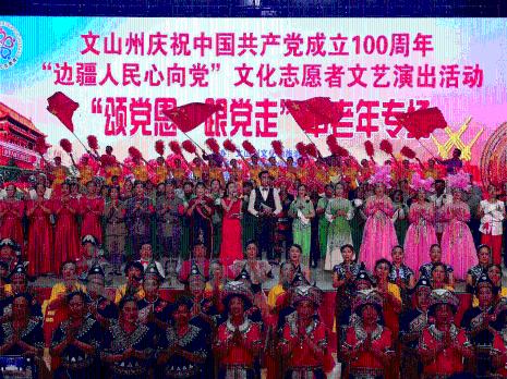 穿打底裤要自信,外穿也能吸引众人的目光